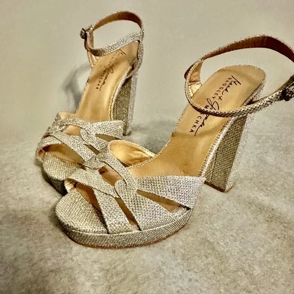 Badgley Mischka silver glitter shoes size 9 prom wedding